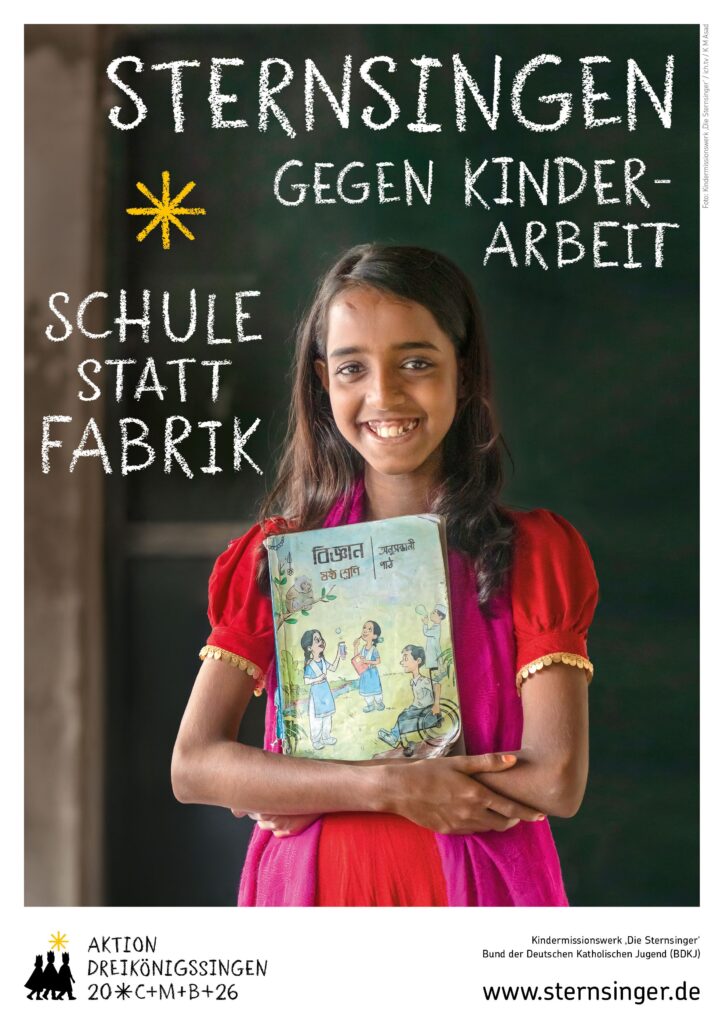 Plakat: Lächelndes Mädchen hält ein Buch mit Text über Sternsingen gegen Kinderarbeit.