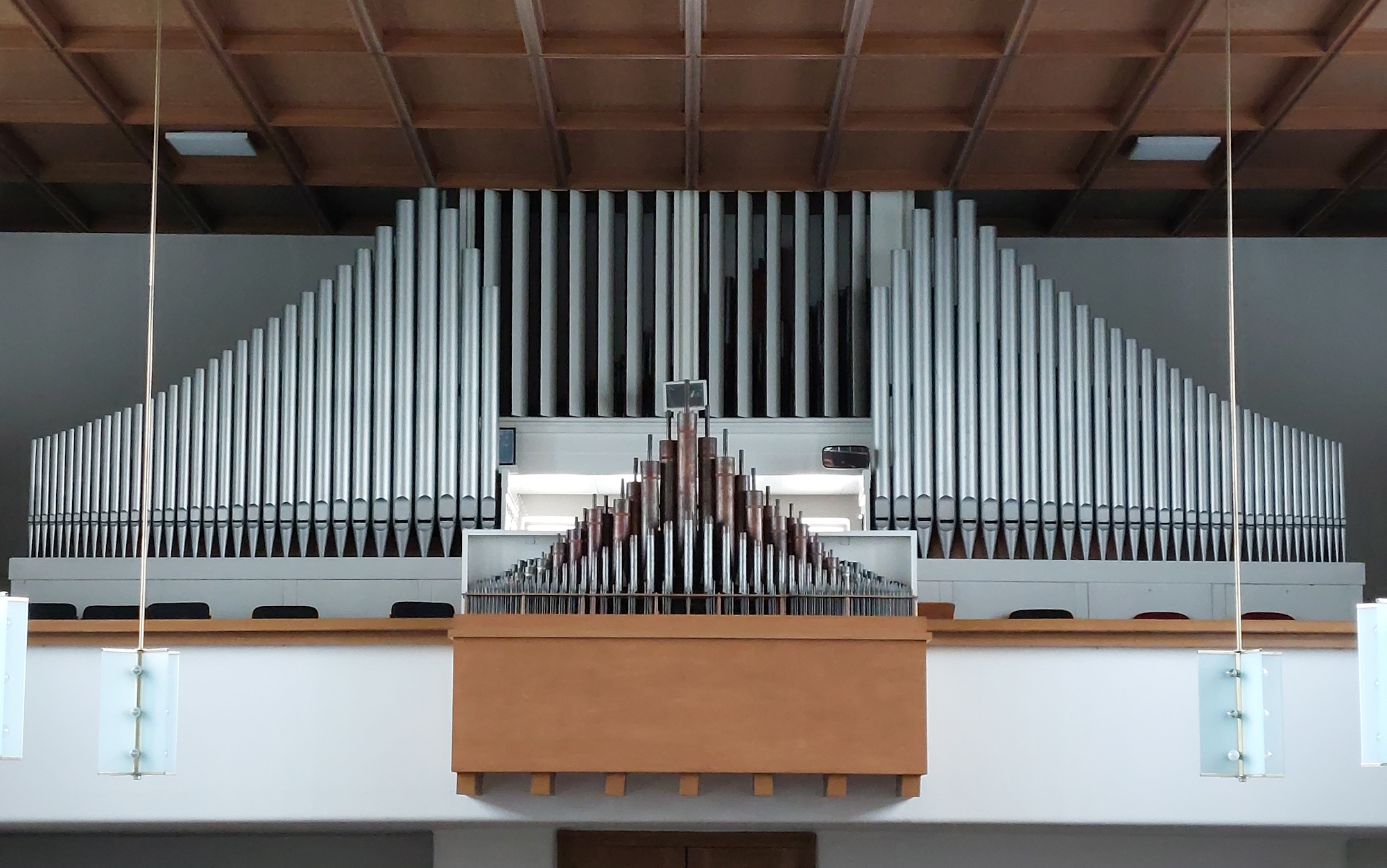 Moderne Kirchenorgel mit horizontalen und dreieckigen Anordnungen von Silberpfeifen.