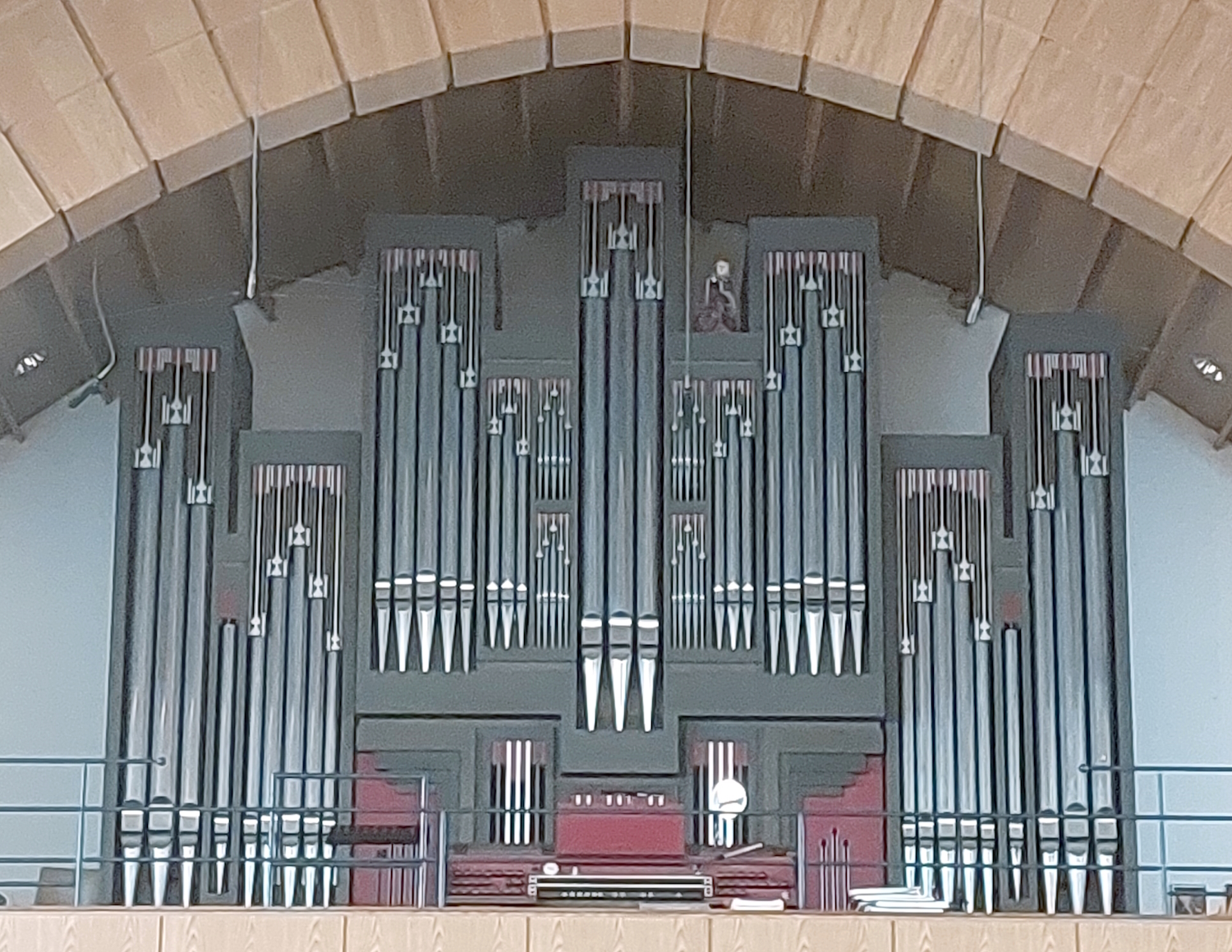 Große, grau-schwarze Kirchenorgel mit vertikaler Pfeifenanordnung.